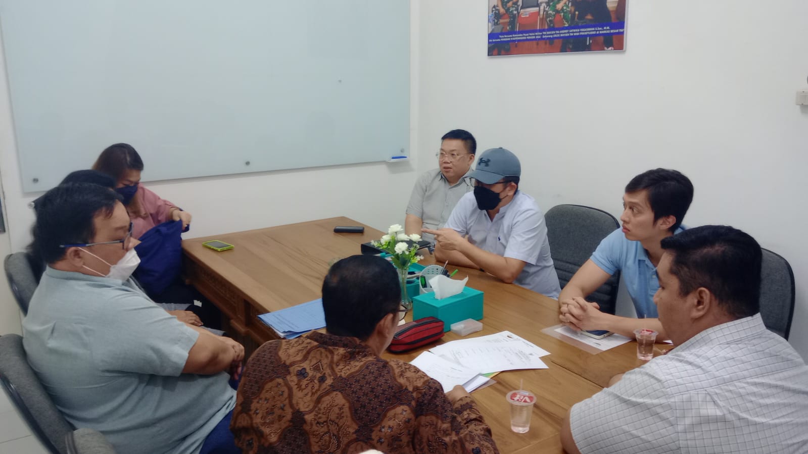 Rapat pemanggilan pihak(lawan) terkait penyelesaian kewajiban pembayaran atas pembelian barang milik klien PT. TOBA WANGI INDONESIA.